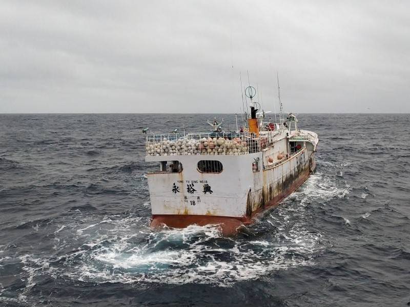 在中途島海域失聯的蘇澳籍延繩釣船永裕興18號，雖然船已經成功繫纜往南拖離，但船在人不在的謎團，仍待解謎。圖／讀者提供