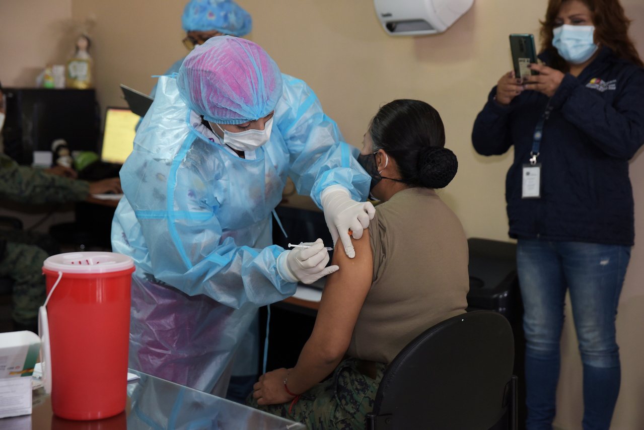 厄瓜多衛生部表示，國衛署授權進口近500萬劑牛津疫苗，可供250萬人施打；衛生部雖未說疫苗何時抵達，但表示大規模施打作業將在3月開始。