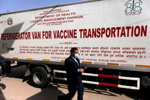 印度免費提供尼泊爾的新冠疫苗已送達，尼泊爾一名官員21日在首都加德滿都經過運送疫苗的冷藏貨櫃。路透