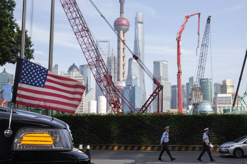 中國超越美國成全球最大FDI流入國。圖為上海天際線檔案圖，前方是一輛美國大使館用車。美聯社