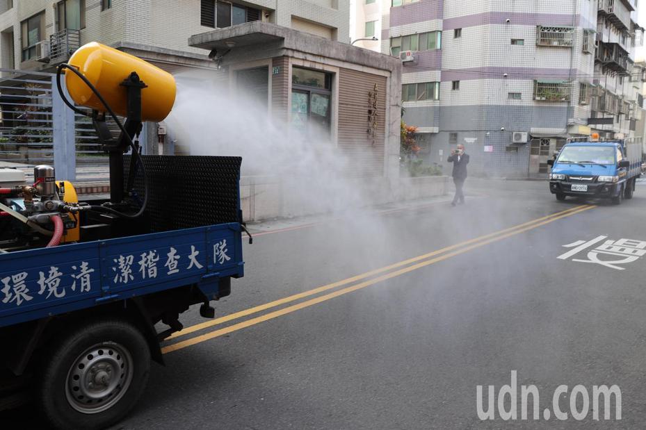 桃園市清潔隊下午出動大型水霧機持續進行大規模消毒。記者蘇健忠／攝影