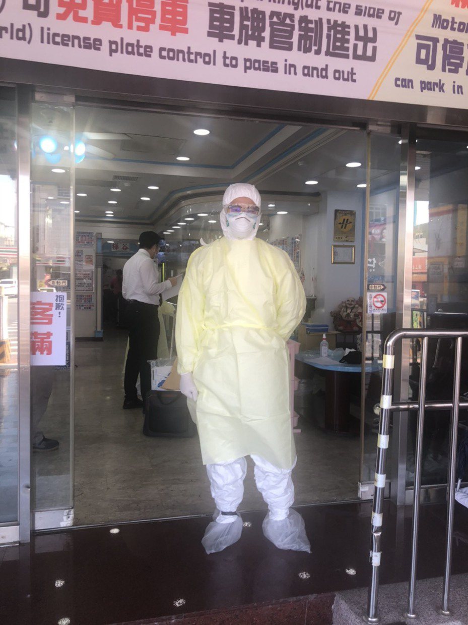 台南市衛生局人員上午前往安南區某家防疫旅館採檢。圖／讀者提供