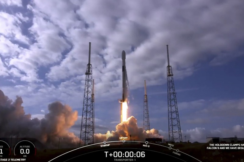 SpaceX 24日順利發射衛星共乘火箭，將143枚衛星發射升空前往太陽同步軌道，除了自家10枚「Starlink」衛星，還有各方133枚衛星，其中更有兩枚由台灣團隊研發，引人注目。法新社