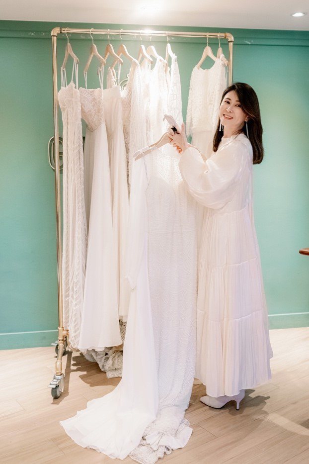 唯諾法式婚紗創辦人-林紫縈為VIP們挑選禮服。 唯諾法式禮服婚紗∕提供