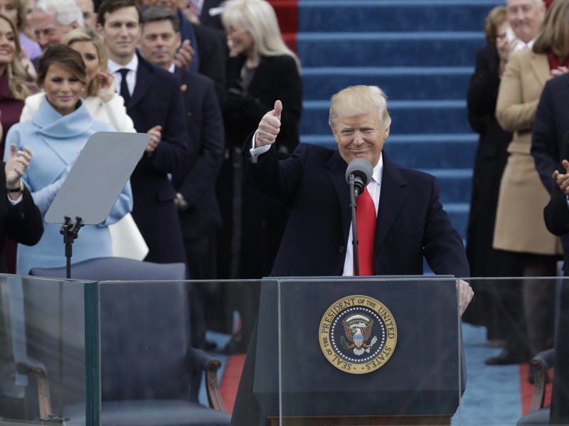 川普2017年1月20日宣誓就職後豎起大拇指，準備發表就職演說。華盛頓郵報報導，川普就職當天就開始說謊。美聯社