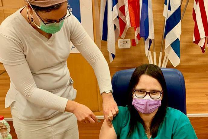 以色列是疫情最嚴重的國家之一，迄今超過3成民眾完成疫苗施打，是效率最高的國家。圖為以色列醫生接種新冠疫苗。圖／讀者提供