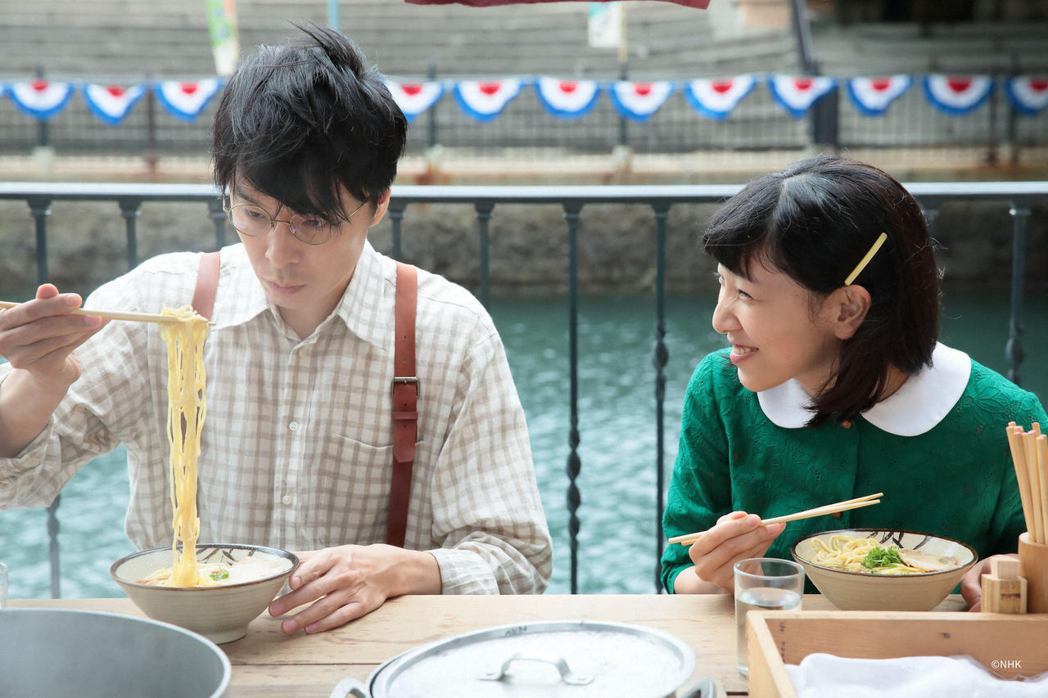 安藤櫻（右）、長谷川博己主演日本NHK戲劇「泡麵之王」。圖／民視提供