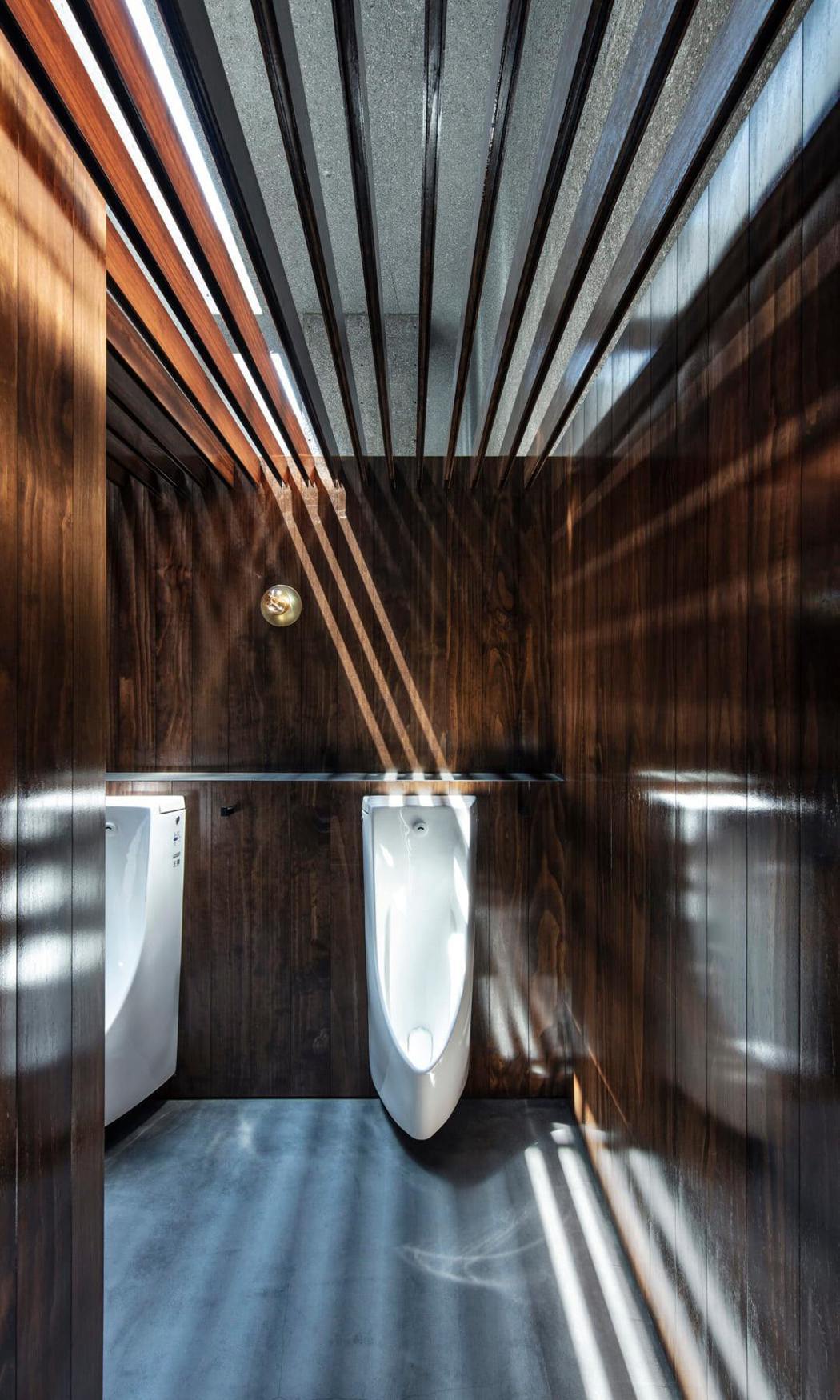東京地鐵旁的公廁，鏤空設計讓自然光線灑入。圖／Suppose Design Of...