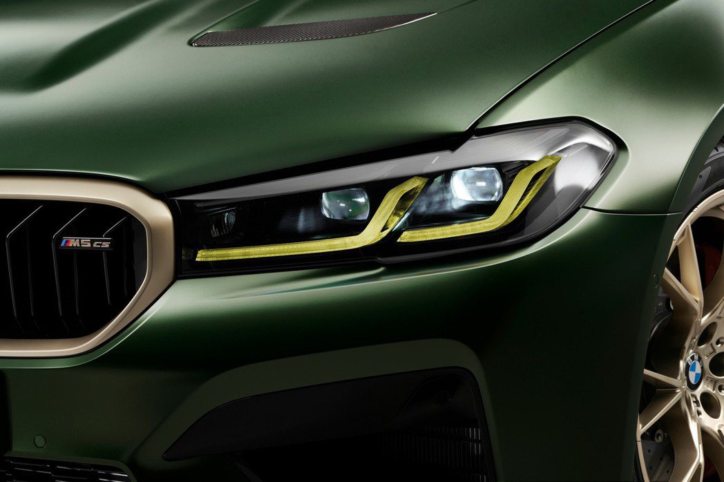 源自BMW GT賽車的黃光日型燈讓M5 CS具有獨特辨識性。 摘自BMW