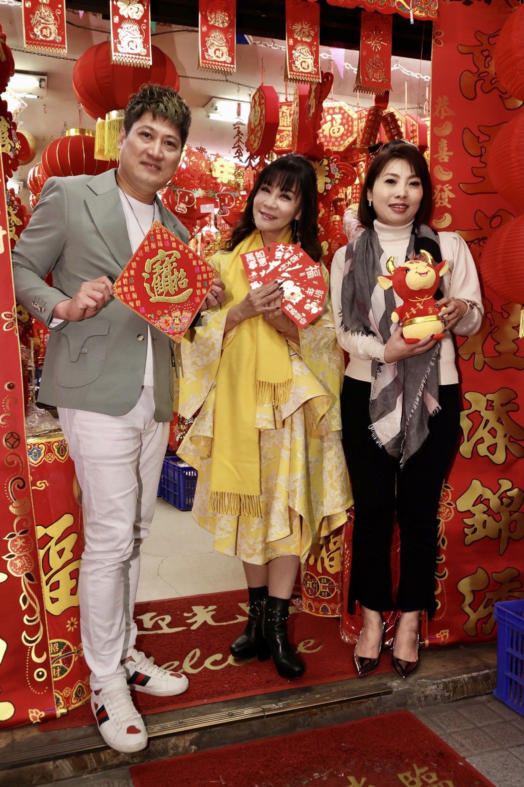 藝人龍千玉(中)、唐儷(右)、楊哲(左)採買春聯迎金牛年。記者黃義書／攝影