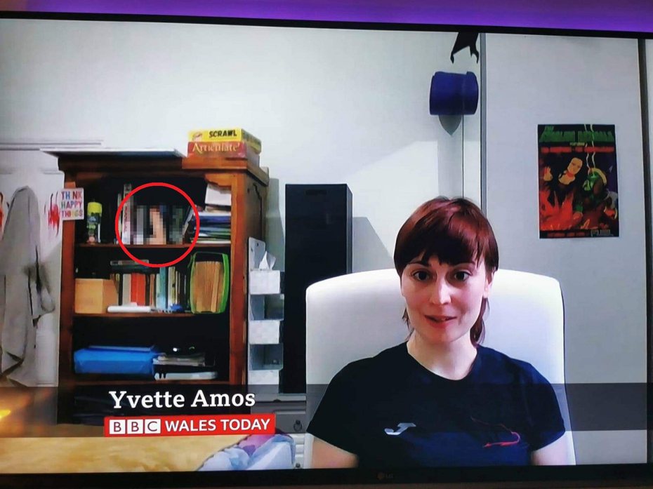 BBC今日威爾斯26日晚間採訪艾莫斯，請她分享新冠肺炎疫情期間的失業經歷，但眼尖的觀眾與網友都注意到，在她後方的書架上面，竟大喇喇地放著一個男性生殖器外型的性愛玩具。畫面翻攝：Twitter/GrantTucker