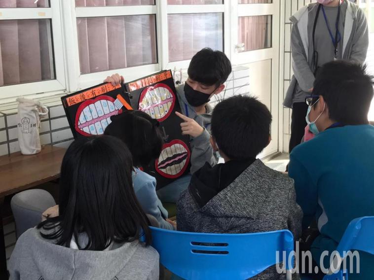 台灣大學口腔衛生服務隊來到雲林元長和平國小除為小朋友義診，也舉辦冬令營，以互動式...