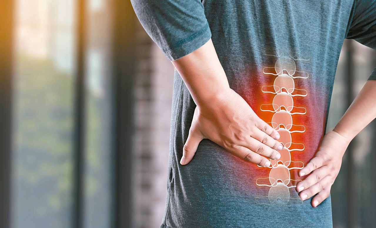 腰痠背痛常令人困擾，引發原因很多，輕則可能是肌肉拉傷、嚴重恐是腫瘤引起。圖／123RF