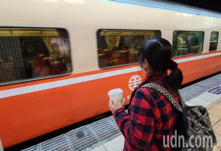 雙鐵等交通運具，2月1日起禁止飲食。 本報資料照片