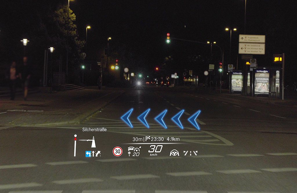 新世代MBUX擴增實境抬頭顯示器，全心給予駕駛最周全的指引。 圖／Mercede...