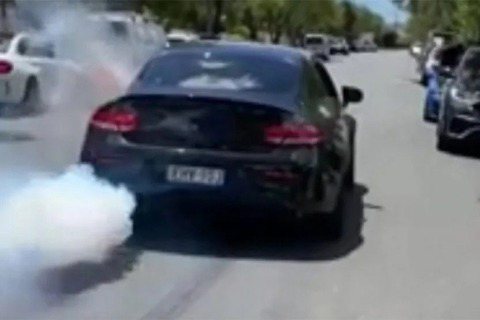 影／燒胎少了這個動作，Mercedes-AMG C63車主燒成廢鐵！