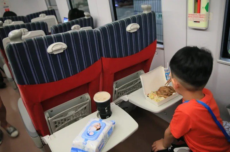 2月1日起雙鐵列車上禁止飲食。聯合報系資料照