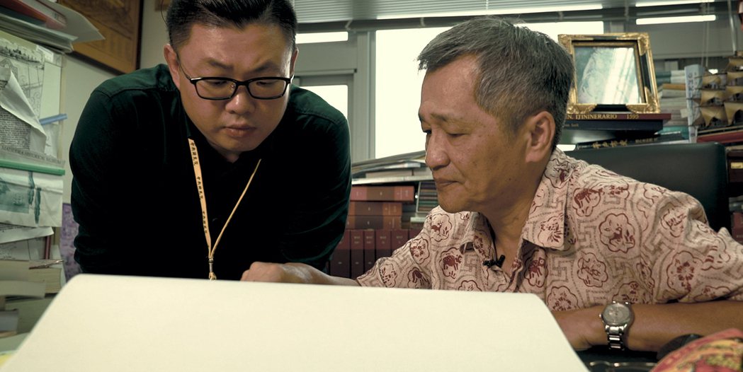 賴英泰 （左起）老師與翁佳音老師為「臺灣三部曲」找資料。圖／米倉影業提供