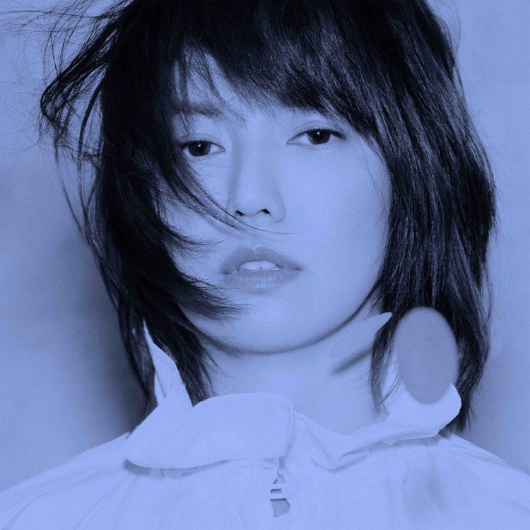 孫燕姿無預警釋出新單曲「餘額」，也是她相隔19年再度挑戰詞曲全創作。圖／環球提供