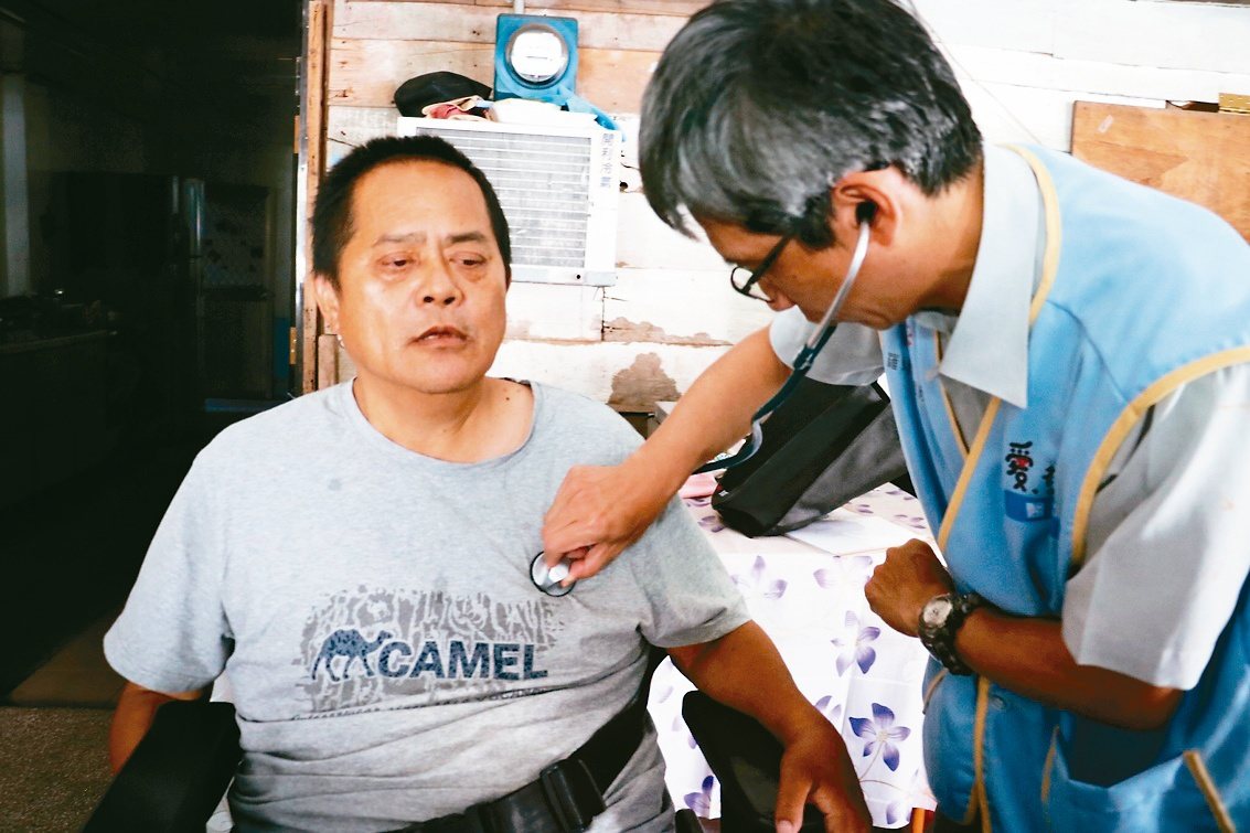 盧進德每月會率領醫療團前進偏鄉義診。圖／羅東博愛醫院提供
