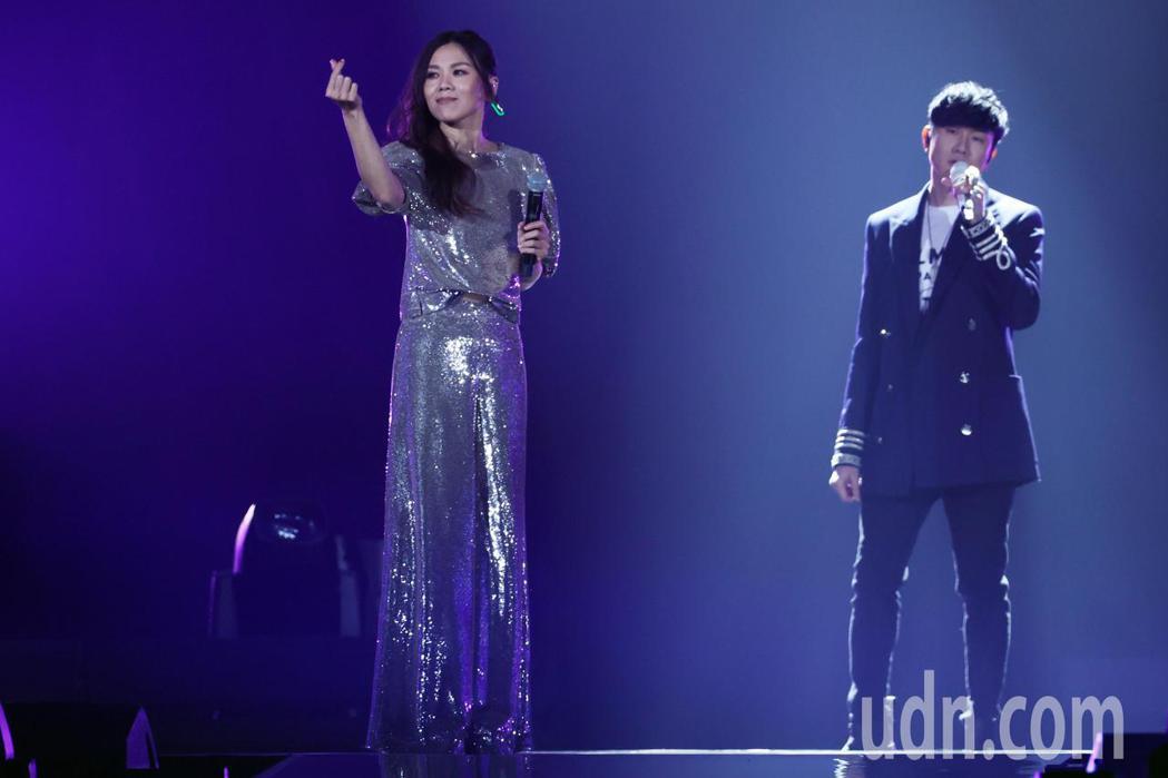 金曲歌后蔡健雅（左）舉辦2021世界巡迴演唱會《給世界最悠長的吻》，與演唱會嘉賓...