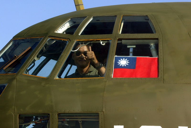 空軍海地震災人道救援人員2010年01月31日上午返國，C-130專機抵達松山軍用機場時，返航專機機長張智棟中校在駕駛艙豎起大拇指。圖／聯合報系資料照片