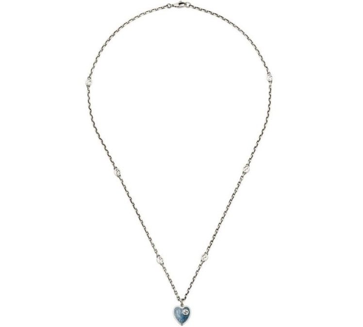 Interlocking G藍色琺瑯心形項鍊，12,100元。圖／Gucci提供