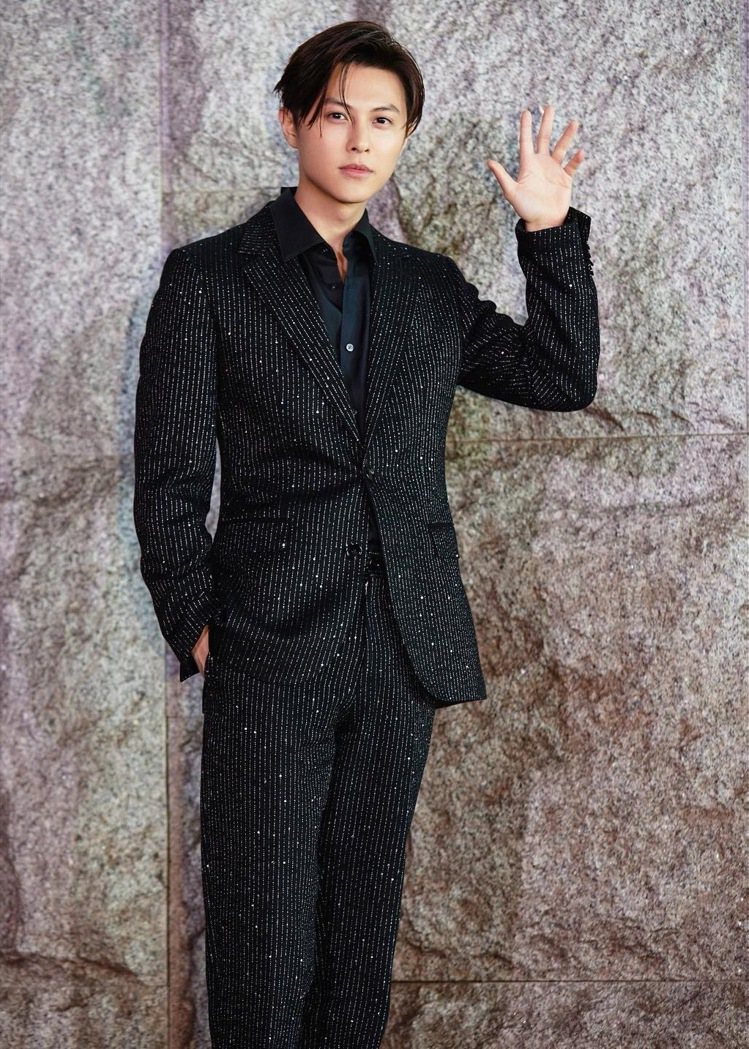 王子邱勝翊身穿BOSS 2021春季黑色亮片條紋西裝出席電影《山中森林》演員卡司發布會。圖／BOSS提供