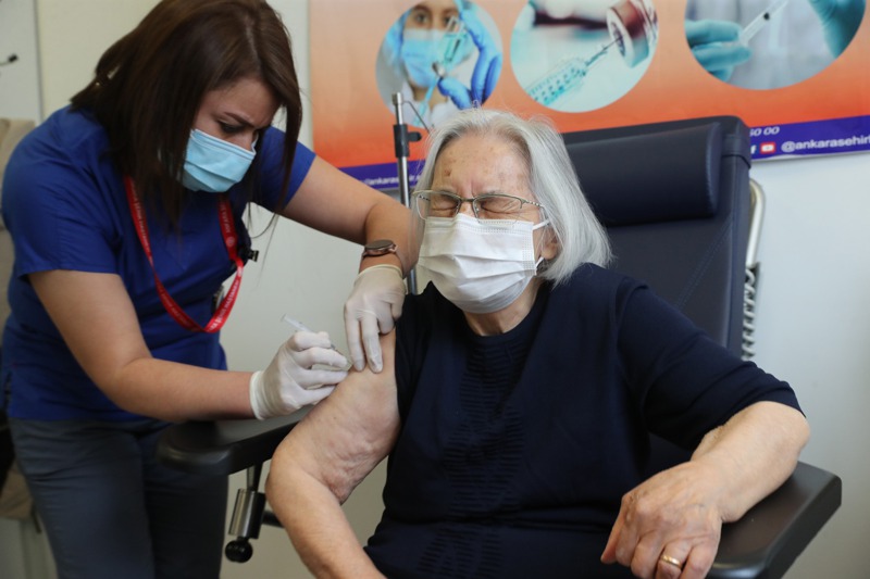 土耳其一名老婦人1月27日接種中國北京科興生技公司的CoronaVac疫苗。中國為了拚疫苗外交，反而在為國人施打疫苗方面進度落後歐美。法新社