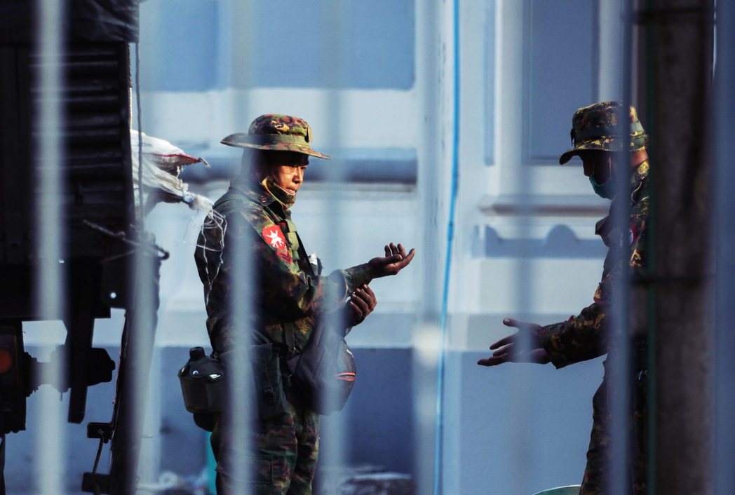 2月1日上午仰光市政廳的緬甸軍。 圖／路透社