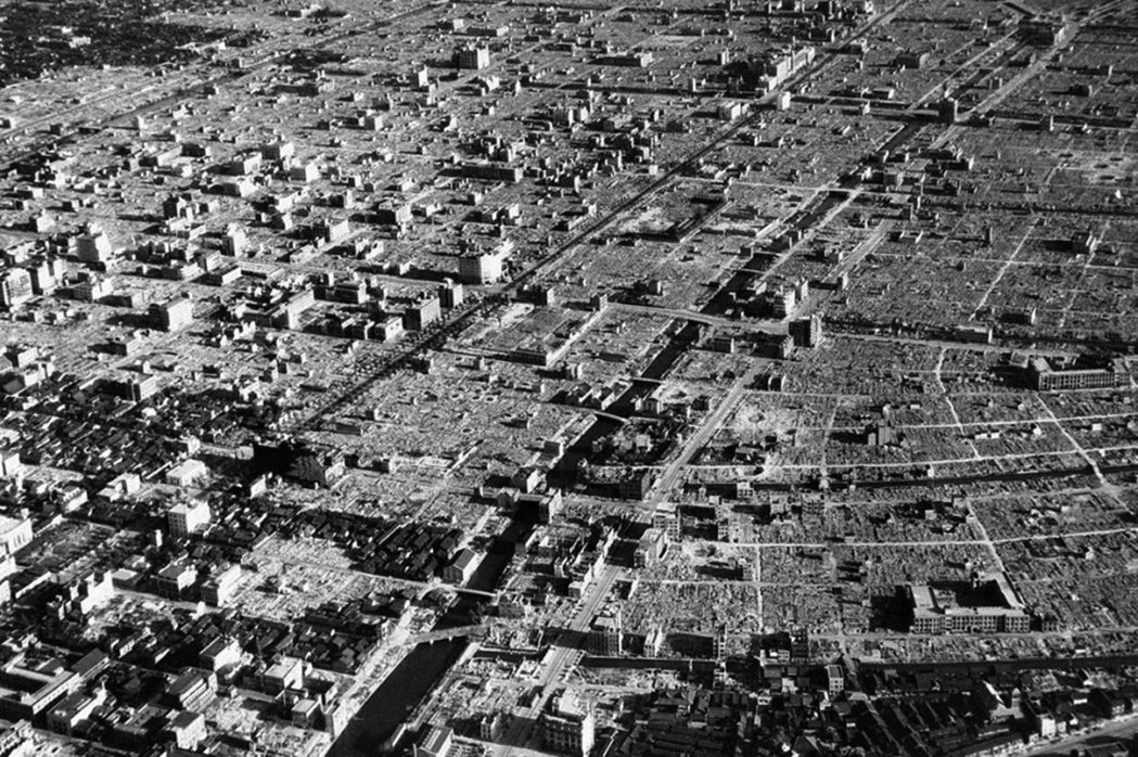 1946年戰後的東京新宿區。戰後初期的日本，百廢待舉，物資缺乏，台灣人所能得到的...