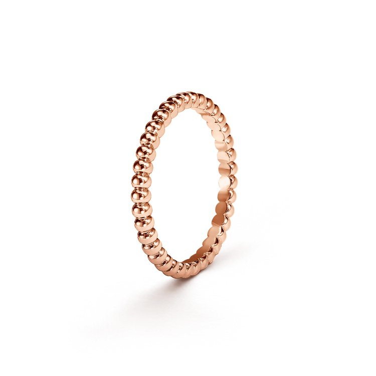 梵克雅寶Perlée pearls of gold戒指中型款式，玫瑰金材質，35,900元。圖／梵克雅寶提供