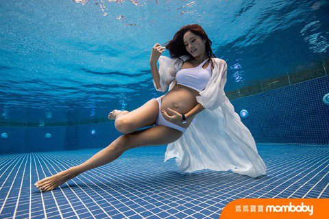 Janet（謝怡芬）第二胎即將臨盆，懷孕7個月時，她接受「媽媽寶寶」雜誌專訪，特地在13度氣溫時，穿比基尼進到游泳池拍攝水下寫真。從前的她面對冒險勇往直前、無所畏懼，如今有了老公、孩子，還有肚子裡的...