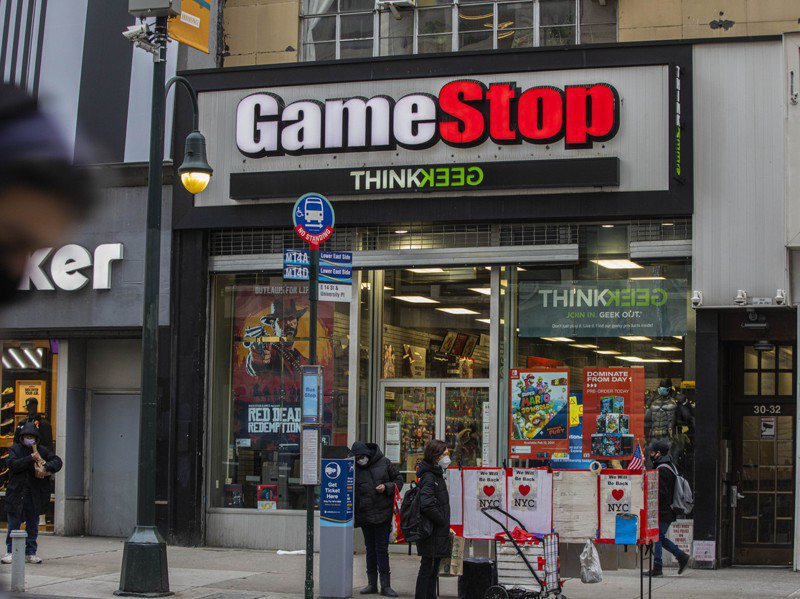 紐時指出，GameStop現在已不只是電玩公司名稱，還是一種非理性繁榮的股市現象。圖為紐約市曼哈坦的一家GameStop門市。圖／紐約時報