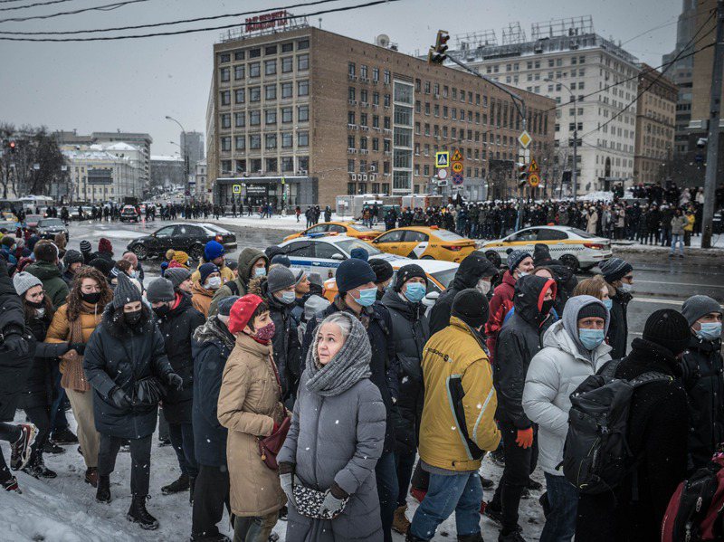 多項民調顯示，俄國總統普亭在2014年併吞克里米亞後享有的高支持率不再，民眾對薪水及退休金日益縮水不滿。圖為聲援反對派領袖納瓦尼的民眾上街示威。圖／紐約時報