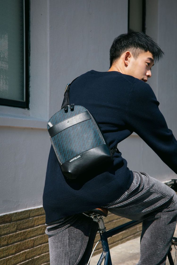 一卡M_Gram 4810斜肩包配單車生活，王可元散發著鄰家男孩的親切活力。圖 / 萬寶龍提供。