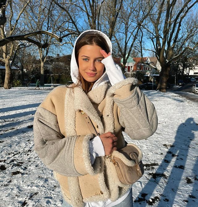 妮可波特拉斯基穿上厚重大衣，要遮住孕肚？圖／摘自Instagram