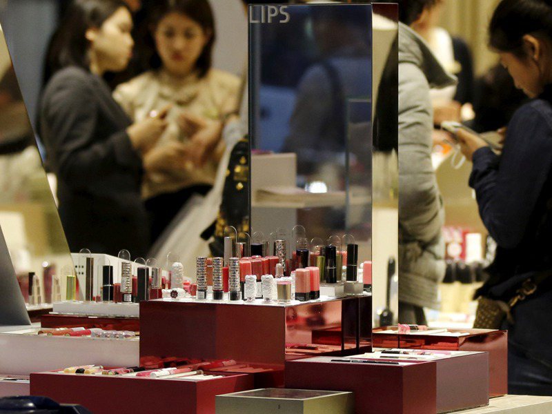 資生堂的本業、化妝品事業陷苦戰，轉盈為虧。圖為東京某百貨公司的資生堂專櫃。路透