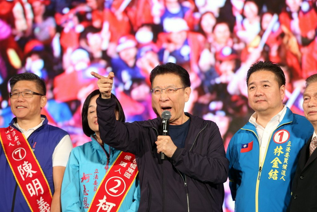 2020年1月大選前夕，趙少康出席韓國瑜在凱達格蘭大道的競選活動。 圖／聯合報系資料照