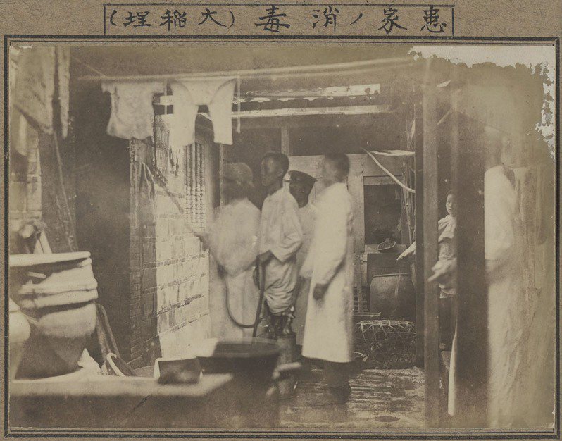 1919年台灣爆發國際病毒霍亂時，台北廳派消毒班至大稻埕病患家中出勤進行噴藥消毒。圖／國家攝影文化中心提供
