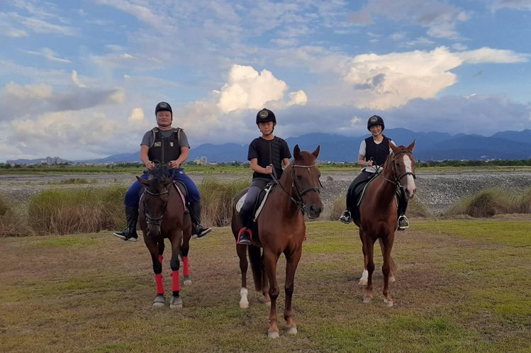 參加宜蘭噶馬蘭馬術運動場騎馬體驗，由中華馬協A級馬術教練團隊提供最專業、安全、愉悅的馬術運動服務。圖／KLOOK提供 羅建怡