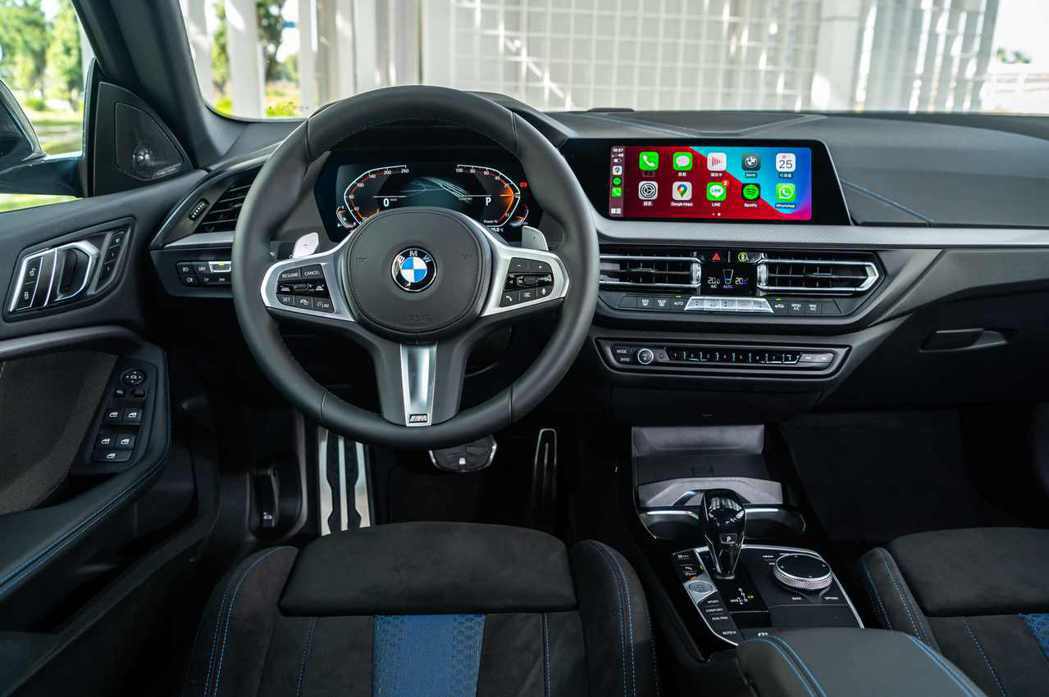 前衛的BMW全數位虛擬座艙整合雙10.25吋虛擬數位儀錶及中控觸控螢幕，搭配智慧...