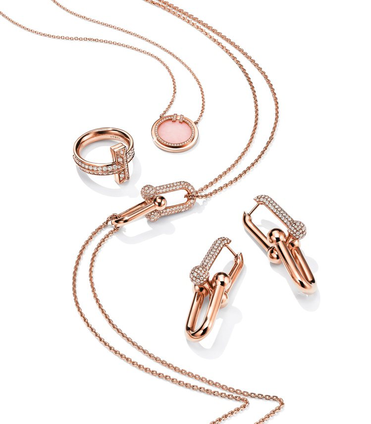 （由上至下）Tiffany T 18K玫瑰金鑲嵌粉色蛋白石與鑽石項鍊，95,00...