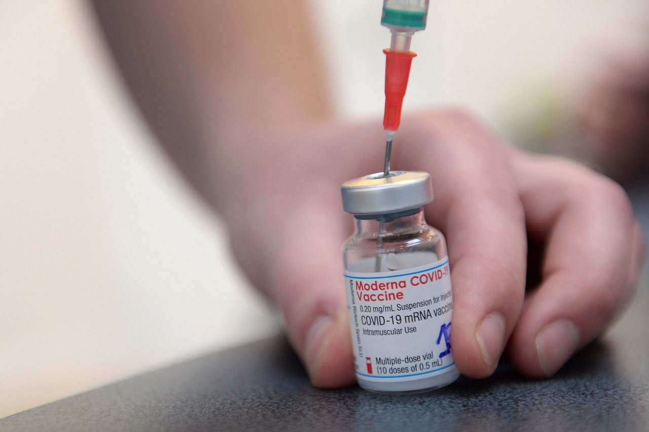 比利時醫護人員2日正準備為民眾接種新冠疫苗。法新社