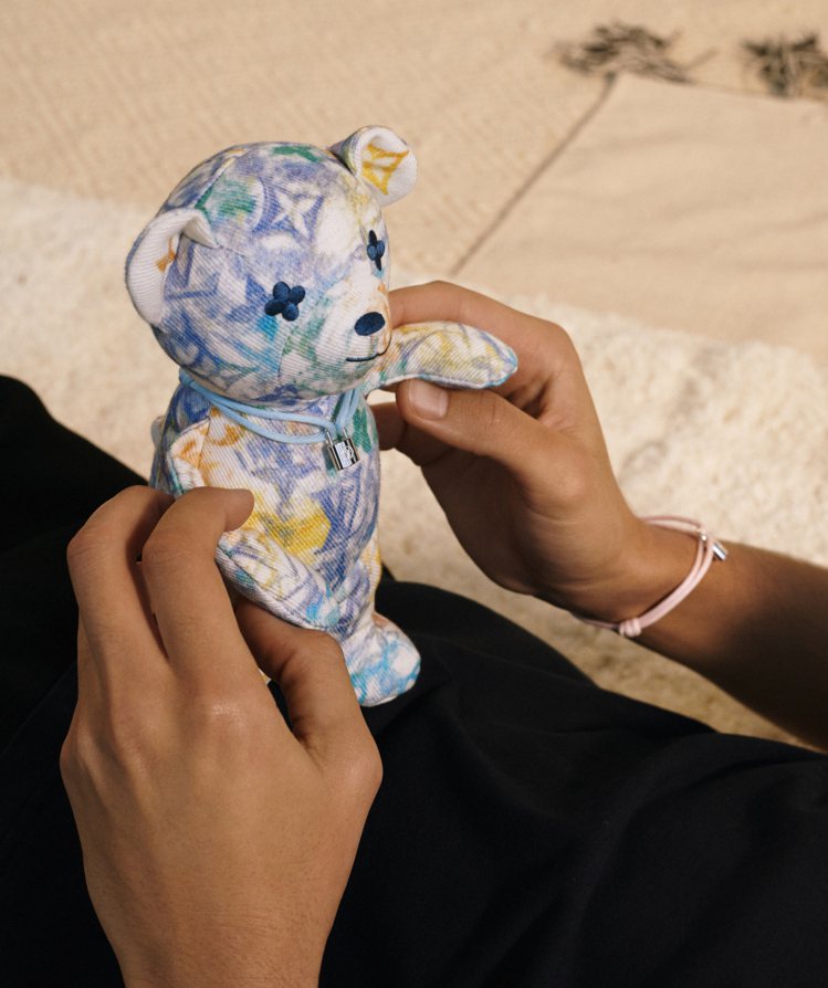 路易威登推出第一個Doudou Louis玩偶與4款全新Silver Lockit手鍊為聯合國兒童基金會籌募善款。圖／路易威登提供