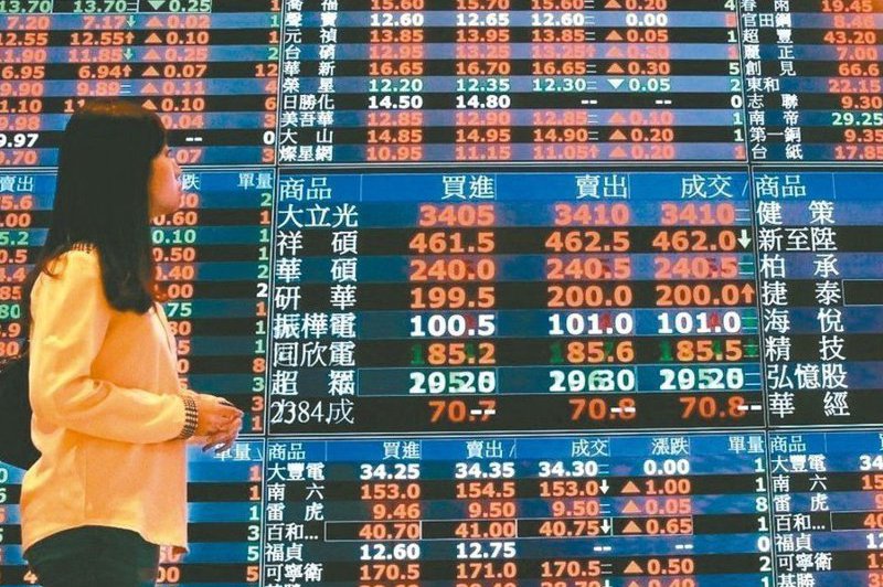 台北股市5日封關，短線台股動盪，究竟要不要抱股過年，是投資人現階段最煩惱的事情。圖／聯合報系資料照片
