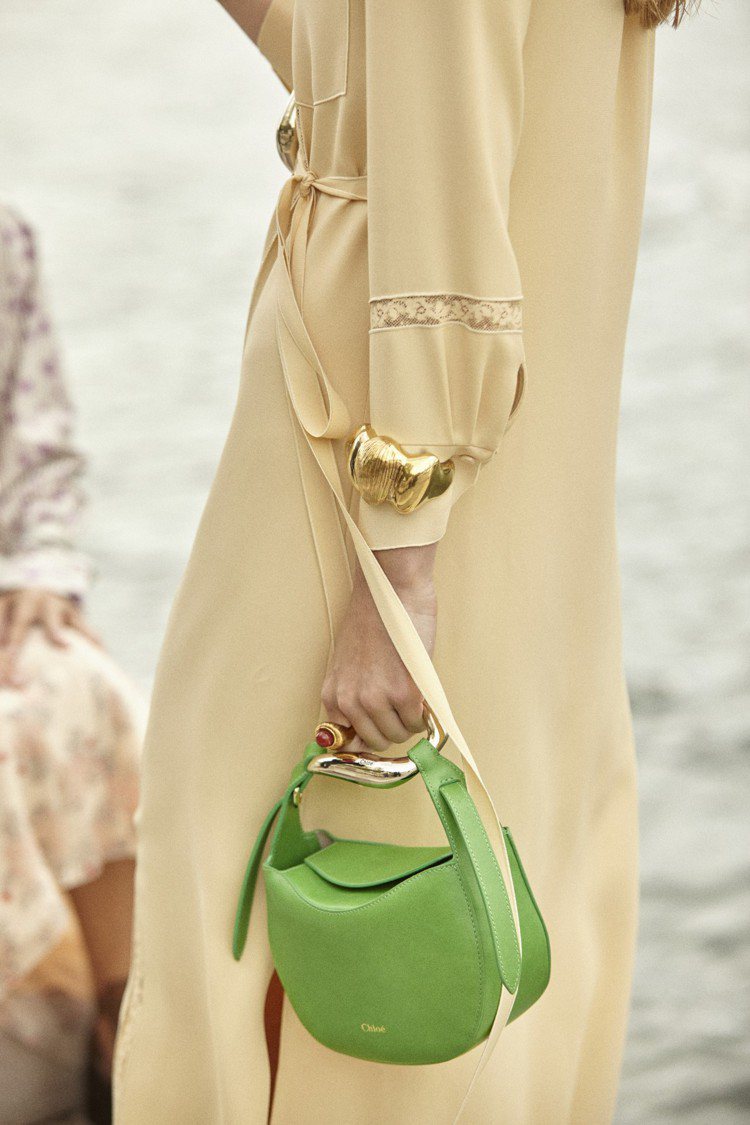 Chloé Kiss鮮綠色肩背提包，51,600元。圖／Chloé 提供