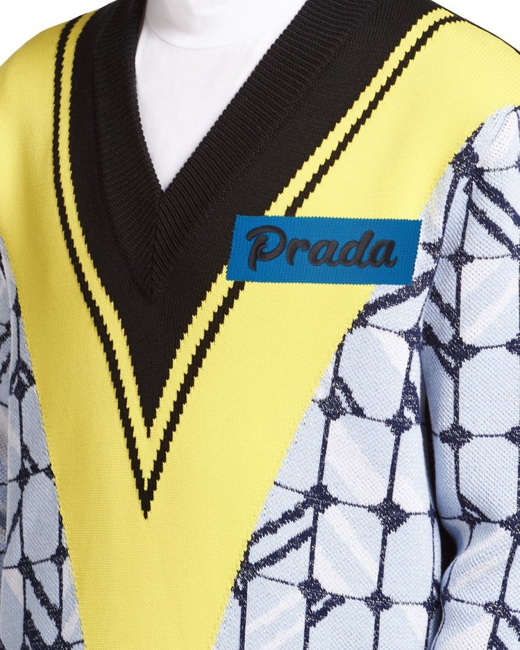 線上獨家「Prada Timecapsule」幾何印花復古風格剪裁羊毛毛衣，預計在2月4日歐洲中部時間下午3時 (台灣時間晚上10時) 登場。圖／PRADA提供