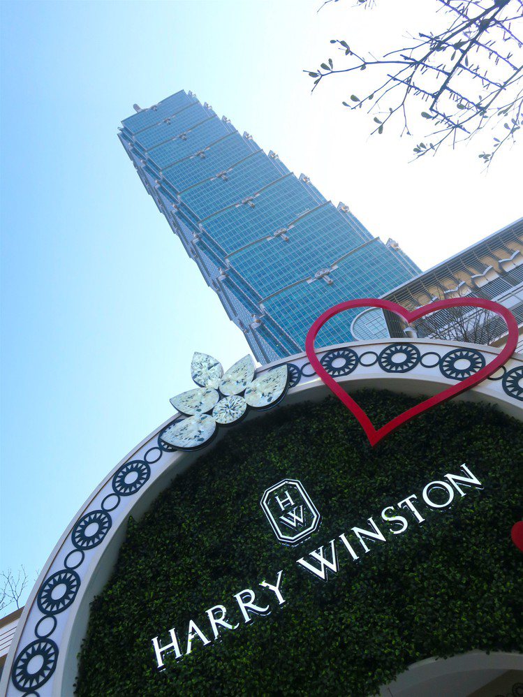 位於台北101旁水舞廣場入口的Harry Winston打卡亭，以品牌經典的「環...