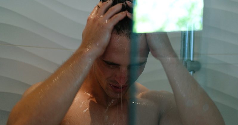 一名男網友自述只要洗澡超過15分鐘，就會被父母猛敲門催他出來。示意圖／Ingimage